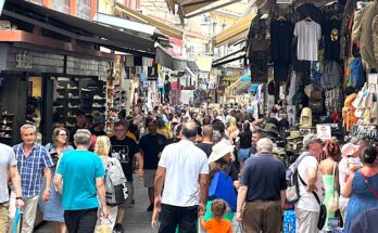 Athens_tourist_Monastiraki_Credit Greek Reporter