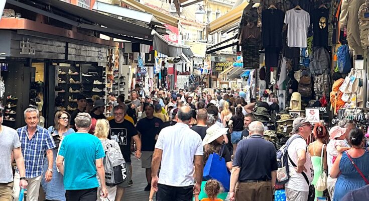 Athens_tourist_Monastiraki_Credit Greek Reporter