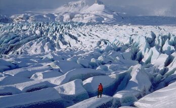 Exploring Breidamerkurjokull glacier. Credits: Andreas Tille, CC BY-SA 4.0, via Wikimedia Commons