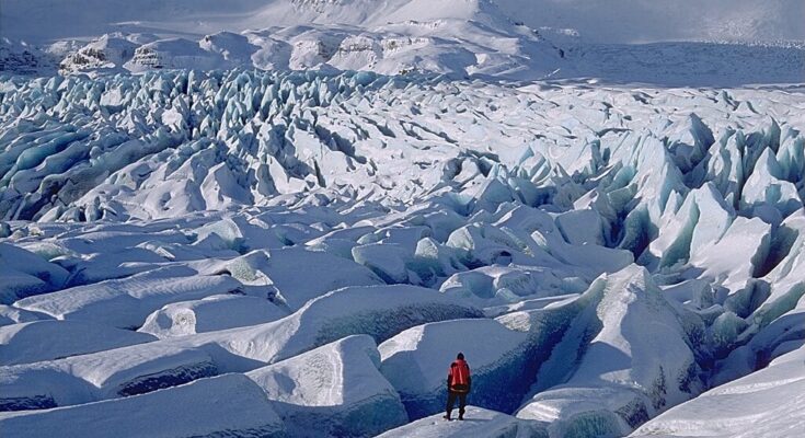 Exploring Breidamerkurjokull glacier. Credits: Andreas Tille, CC BY-SA 4.0, via Wikimedia Commons