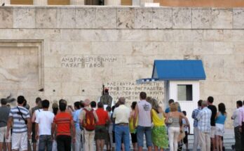 Tourists visiting the Greek Parliament in Athens, highlighting the strong tourist interest in Greece's capital during the fall season.