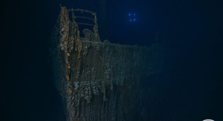 Photo shows Titanic missing large section of railing