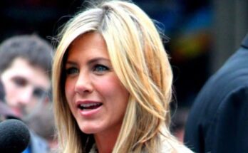 Jennifer Aniston, Greek-American star, votes for Kamala Harris, urging people to vote