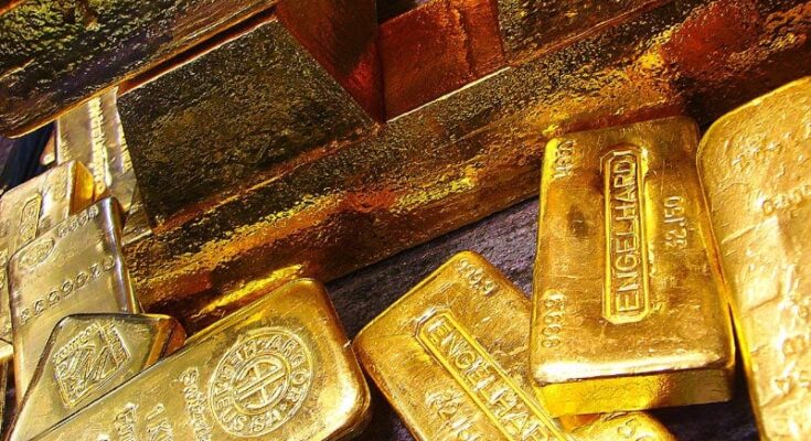 The price of gold has hit record highs as countries try to ease their reliance on the US dollar.